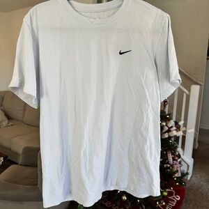 Men’s baby blue Nike tee with black logo